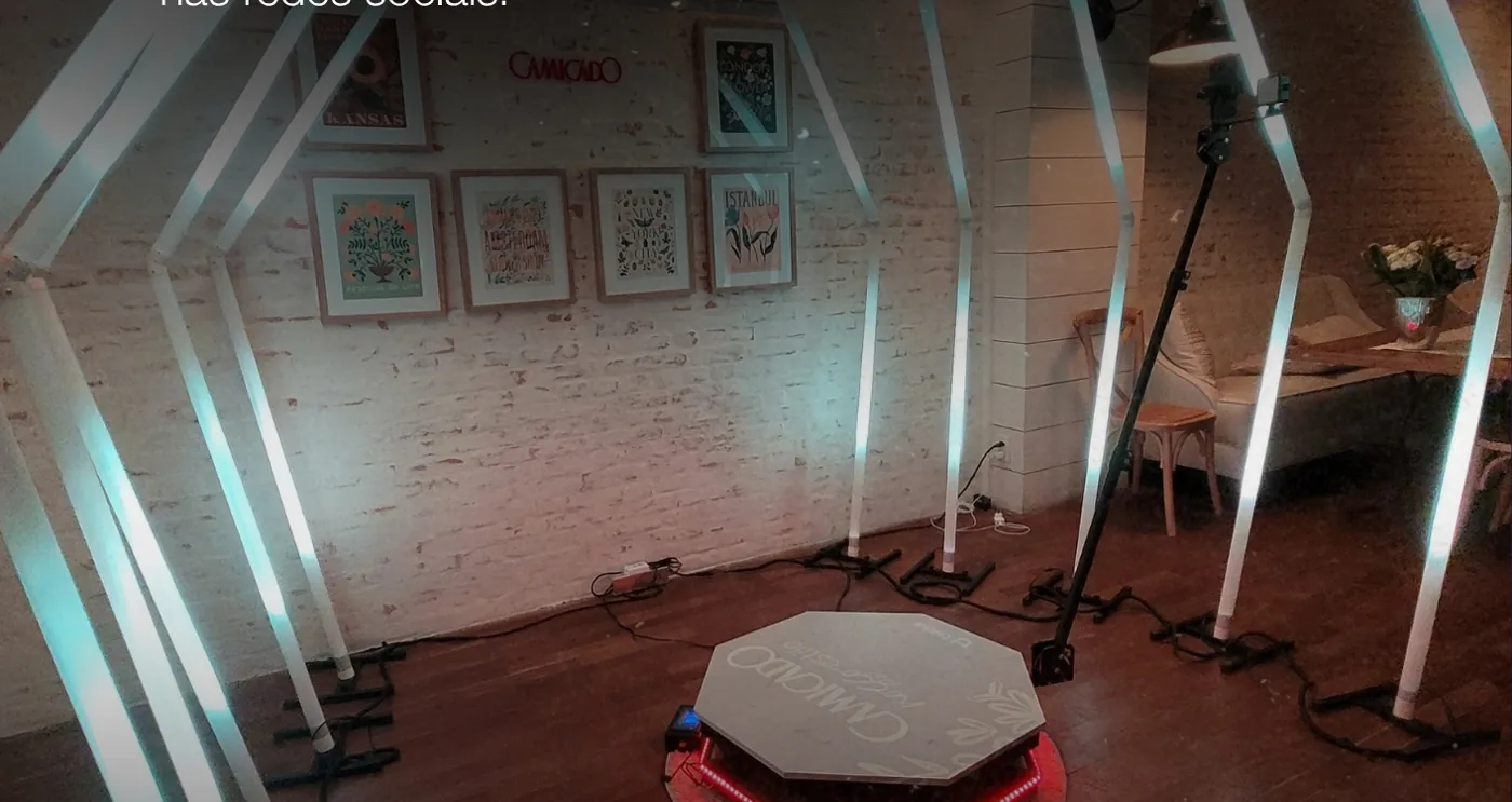 Plataforma 360° montada em um evento com iluminação de LED