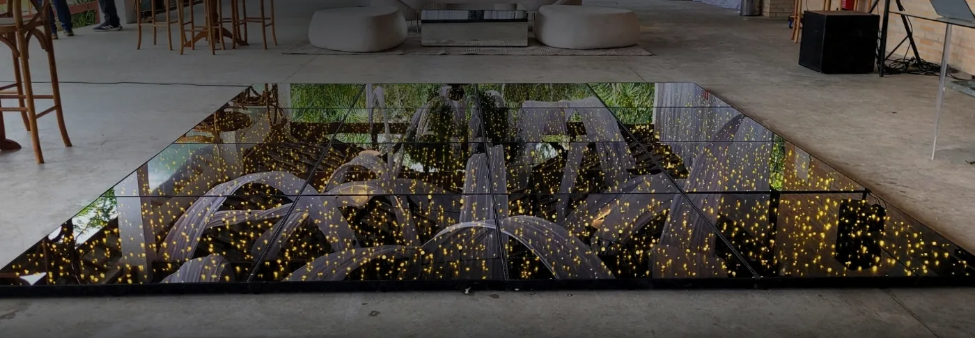Pista Paris espelhada e iluminada instalada em um evento