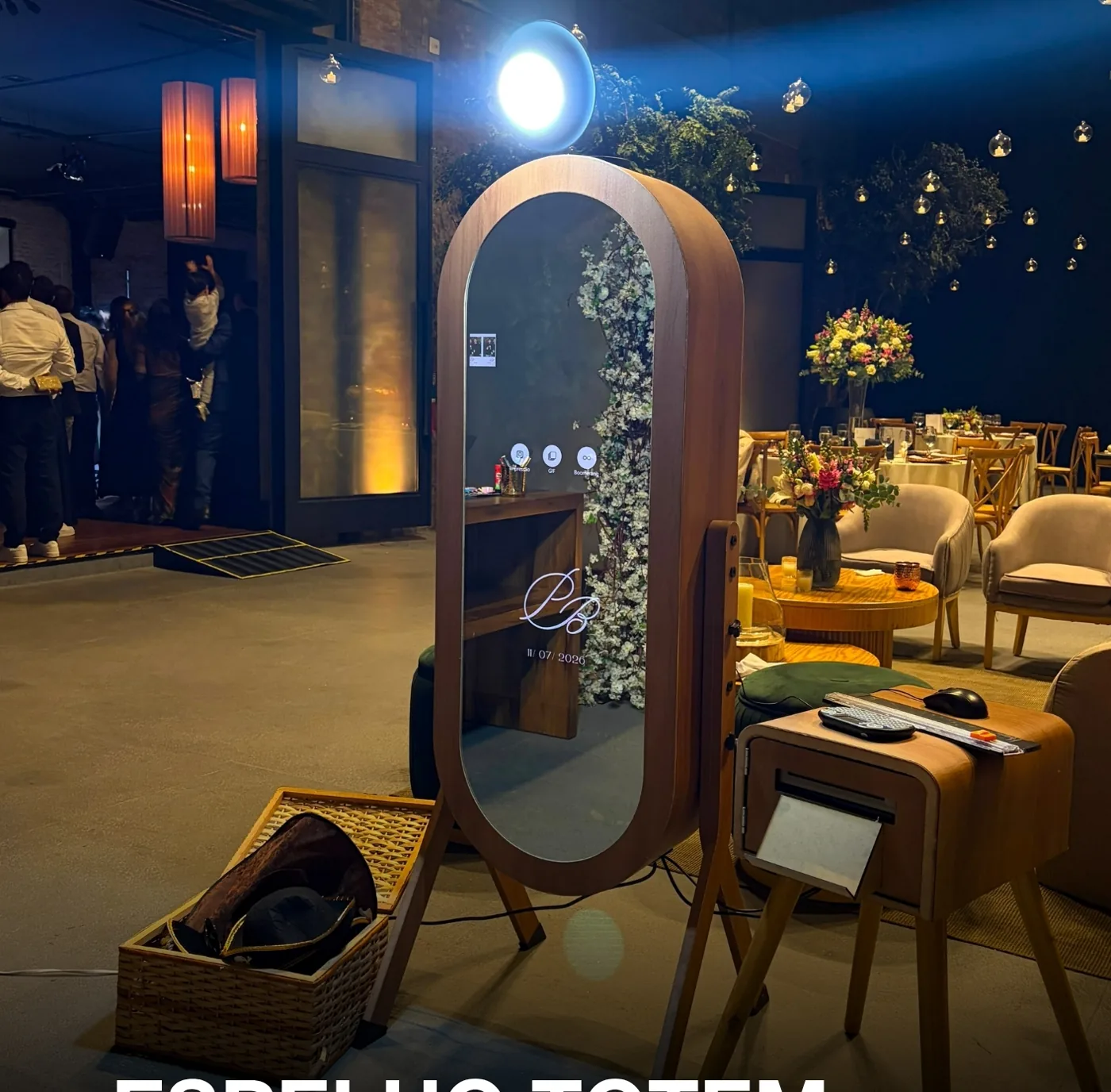 Espelho Totem interativo decorado em um evento