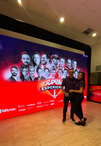 Casal em evento corporativo com as atrações Tekks